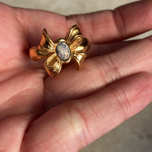 Vintage Signed Avon Gold Toned Bow Cocktail Ring Size 9.75 - Picture 4 of 4